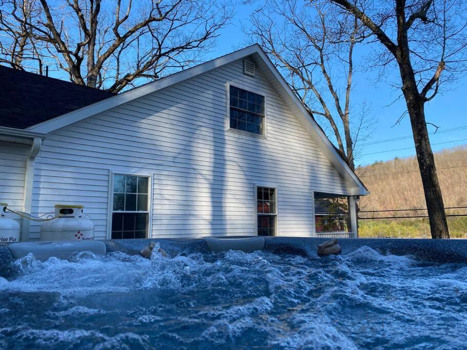 Cozy Cottage, Hot Tub, Fire Pit, 15Min To Hudson And Hiking Catskill Exterior photo