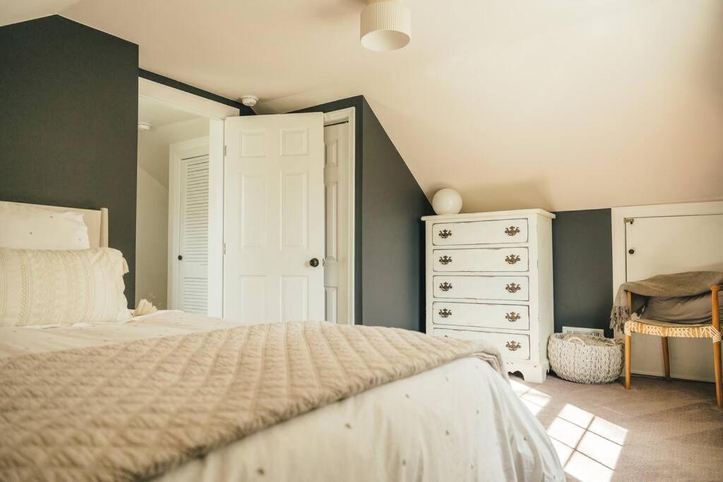 Cozy Cottage, Hot Tub, Fire Pit, 15Min To Hudson And Hiking Catskill Exterior photo